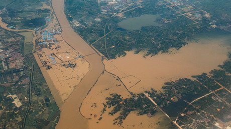 La increíble razón de una mujer china para dejar a su marido tras ser rescatada por él de una riada