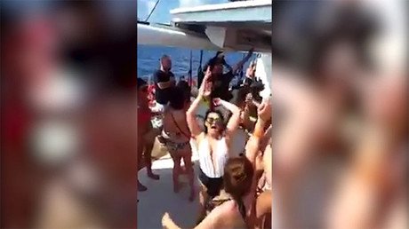 España: Un DJ británico se burla del himno de Siria durante una fiesta en yate (Video)