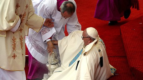 Video: El papa Francisco se cae durante una misa en Polonia
