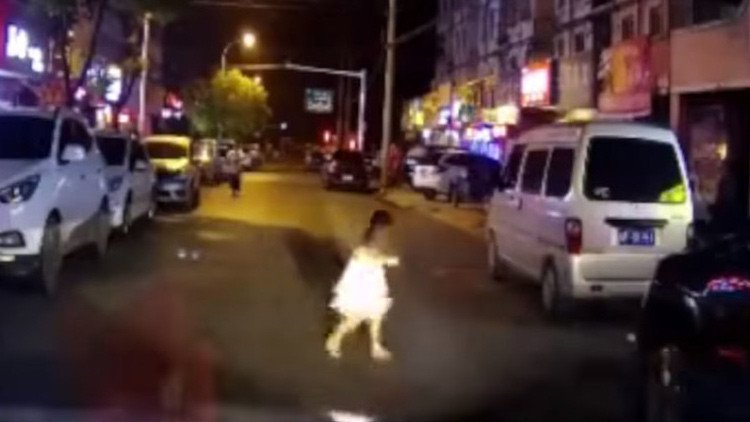 Video impactante: Una niña atropellada por un coche se va ilesa del lugar del accidente