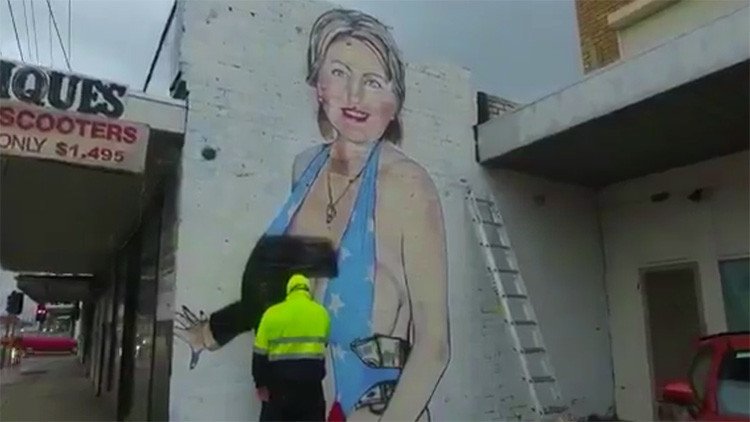 Un artista cubre con un nicab un mural de Clinton en bañador tras ser denunciado (VIDEO, FOTOS)