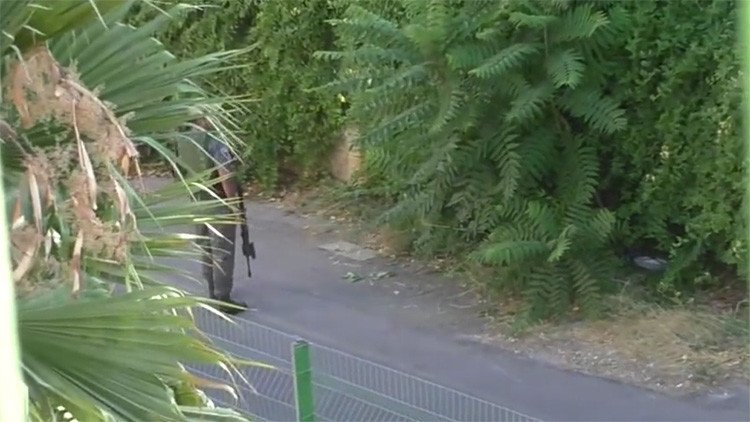 Un policía israelí le quita a una niña palestina su bicicleta y la tira a unos arbustos (video) 