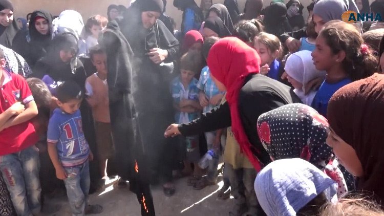 Mujeres sirias queman nicabs para celebrar su liberación del yugo del Estado Islámico (video)