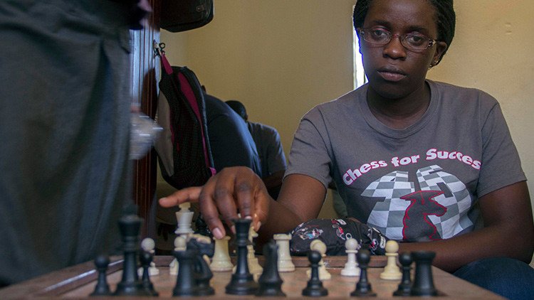 Phiona Mutesi: Buscaba un plato de comida y se convirtió en campeona mundial de ajedrez