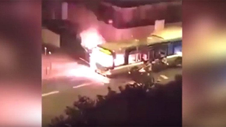 VIDEO: varios jóvenes incendian un autobús en París al grito de "Allahu akbar"