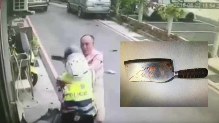 IMÁGENES SENSIBLES: Un cocinero chino ataca con un cuchillo de carnicero a un policía (+18) 