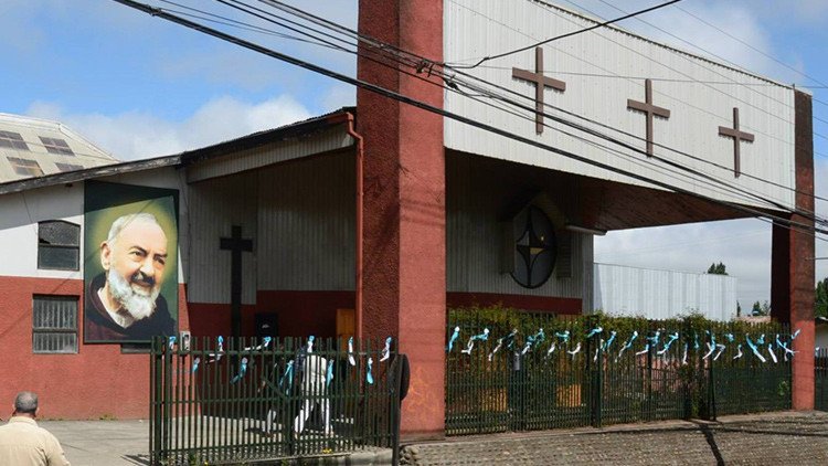 Bajo fuego: 16 iglesias católicas y evangélicas, quemadas en Chile en lo que va de año
