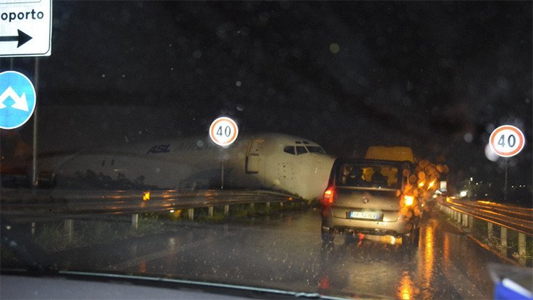 Italia: Un avión de ASL airlines sale de la pista en el aeropuerto de Bérgamo