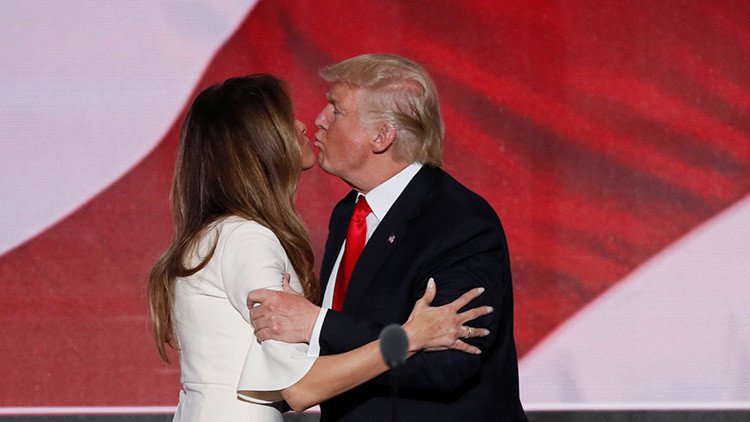 Las fotos eróticas de Melania Trump apuntan que violó las leyes migratorias de EE.UU.