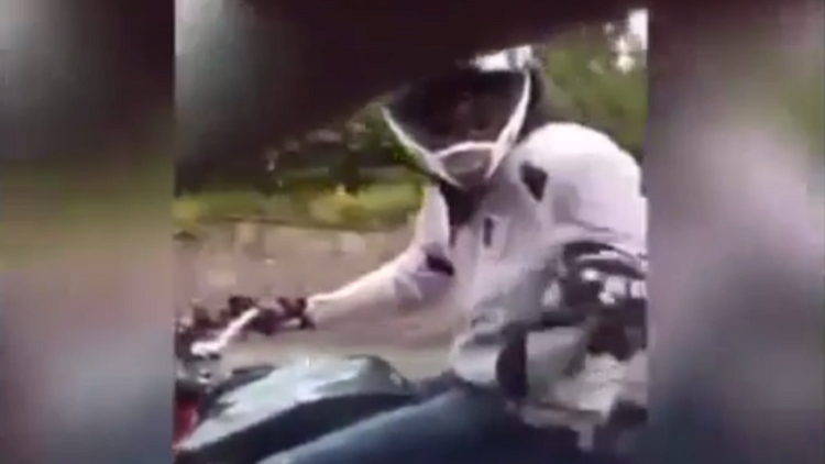 El karma instantáneo ataca de nuevo: Motociclista agresivo termina contra el pavimento