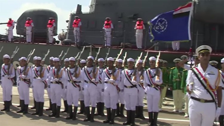 Egipto recibe por lo alto al nuevo miembro de su flota naval obsequiado por Rusia (video)