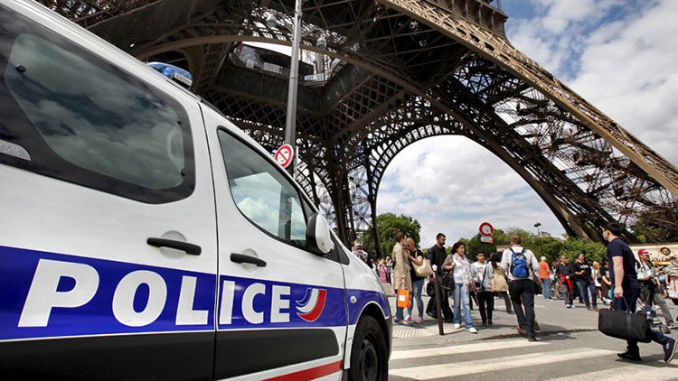 La Torre Eiffel evacuada y acordonada por la Policía 