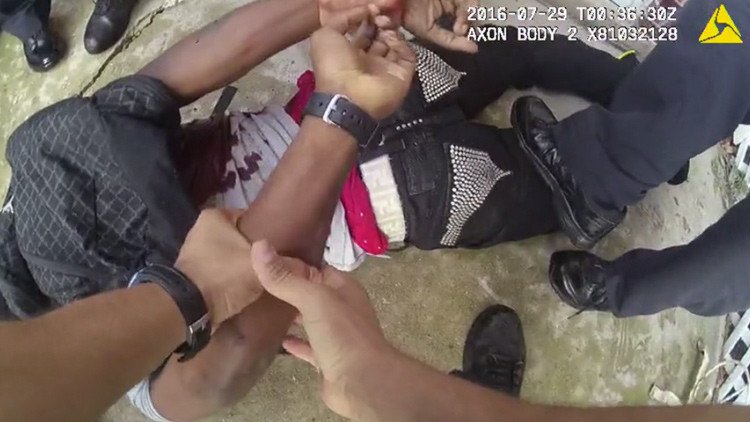 Polémica: Un video muestra a policías de EE.UU. esposando a un detenido moribundo