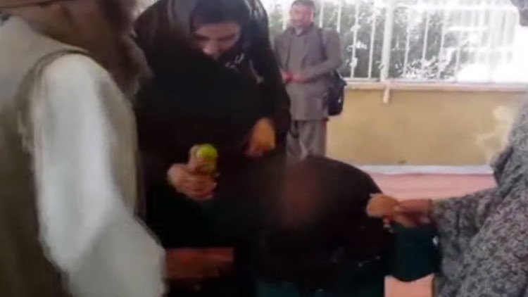 Padre afgano entrega a hija de 6 años en matrimonio por una cabra y le dan golpiza