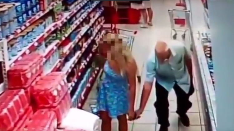 El pervertido del supermercado: un hombre es grabado mientras fotografía bajo la falda de una mujer