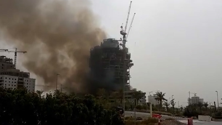 Emiratos Árabes: se incendia en Dubái un lujoso rascacielos en construcción (video)