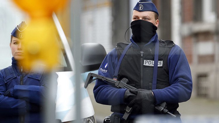 Evacuan un barrio de Lieja, en Bélgica, por un hombre armado con un machete