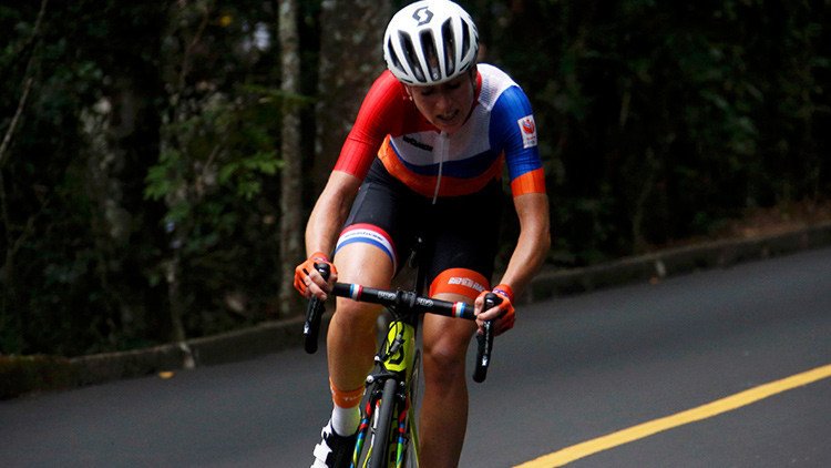 Descenso fatídico en Río 2016: Ciclista neerlandesa Van Vleuten cae de cabeza liderando la carrera