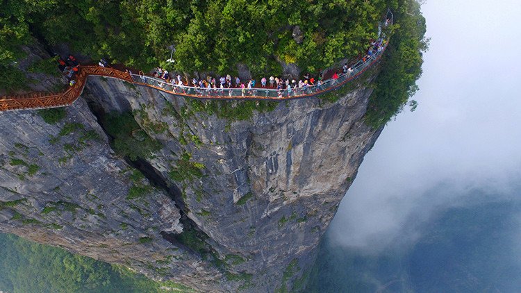 China abre la pasarela de cristal más larga del mundo, a una altura de 300 metros