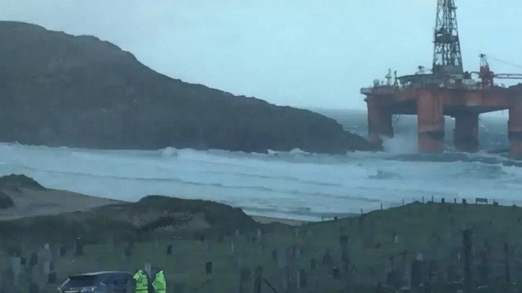 "Imagen surrealista": Fuerte tormenta arrastra una plataforma petrolífera hasta la costa escocesa