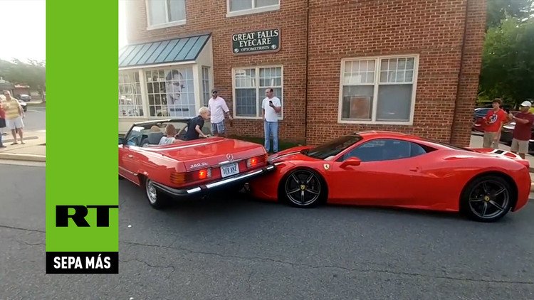 "Esto le va a salir muy caro": Mujer monta su coche un exclusivo Ferrari al intentar estacionarse