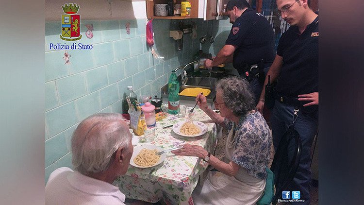 FOTOS: La Policía italiana prepara una cena a una pareja de ancianos que lloraba por su soledad