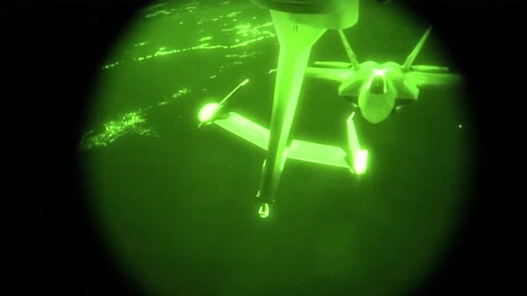 Espectacular video del reabastecimiento de un caza F-22 en un ataque contra el Estado Islámico