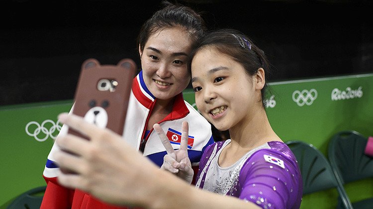 Selfi icónica: Gimnastas de las dos Coreas posan juntas en los Juegos Olímpicos de Río