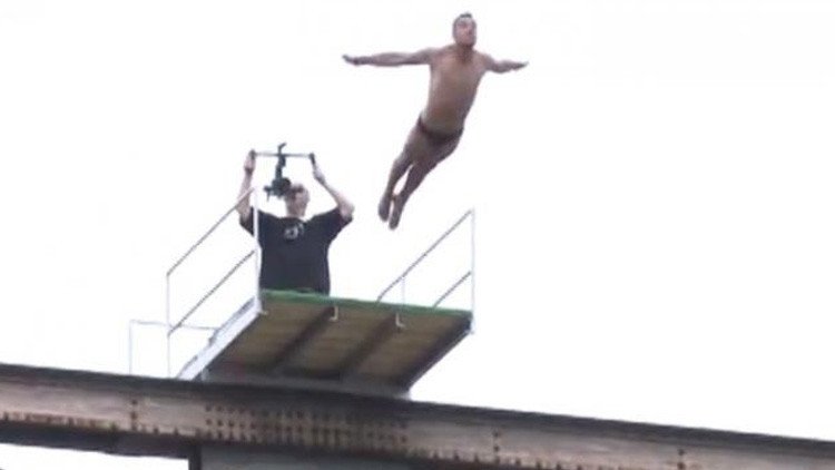 VIDEO: Un deportista esloveno fallece al realizar un salto desde un puente (18+)