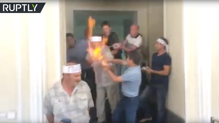 Video: Un minero ucraniano se inmola ante las cámaras de televisión por el impago de salarios