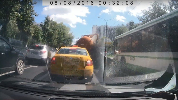 Un camión lleno de excrementos explota en pleno Moscú