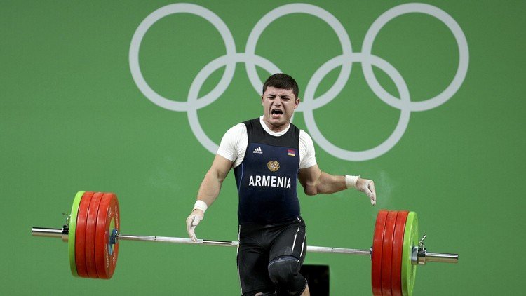 Así fue la espeluznante lesión del levantador de peso armenio Andránik Karapetyán (Fotos)