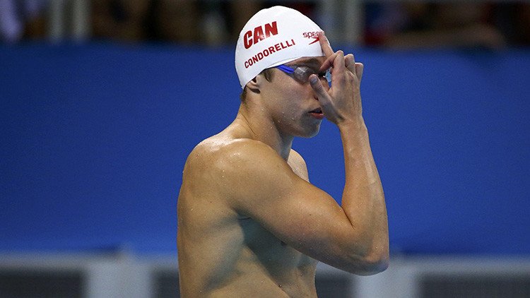 Insólita tradición: un nadador canadiense muestra el dedo medio a su padre