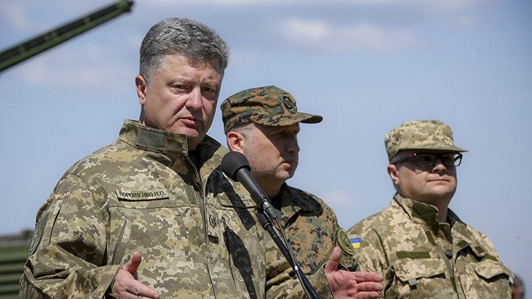 El presidente ucraniano ordena poner en alerta a las tropas en la frontera con Crimea y Donbass