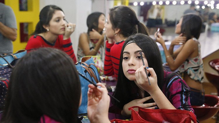 ¿Antes muerta que sencilla? Las venezolanas se reinventan para estar bellas en medio de la crisis