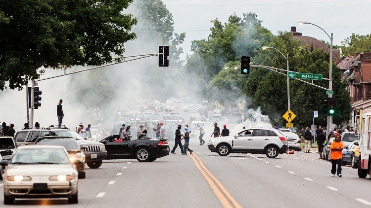 FUERTES IMÁGENES: Un coche atropella a un manifestante de Black Lives Matter en EE.UU.