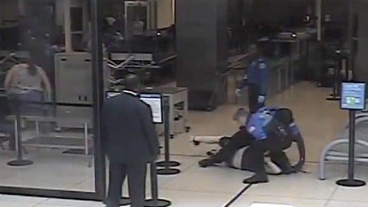 VIDEO: Detienen violentamente a una joven discapacitada y con cáncer en un aeropuerto en EE.UU.