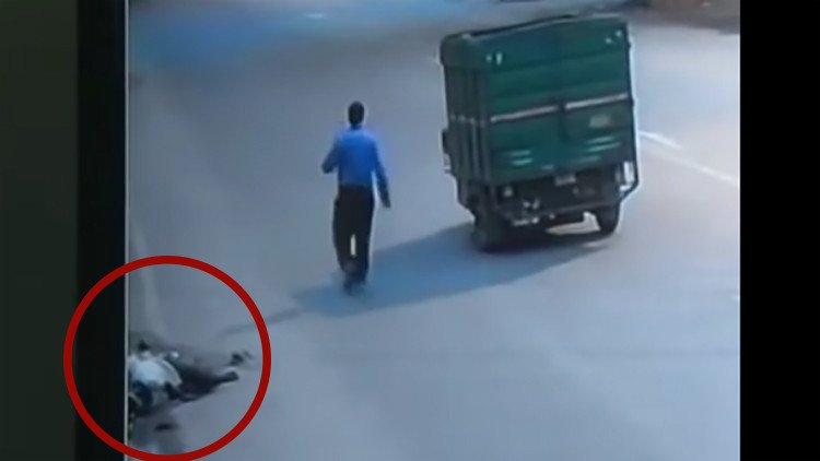 VIDEO: Muere atropellado por un camión e ignorado por 140 coches, 82 calesas y 181 ciclistas 