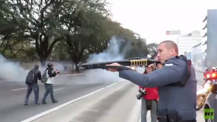 Brasil: La Policía usa balas de goma y gas lacrimógeno contra una protesta estudiantil (VIDEO)