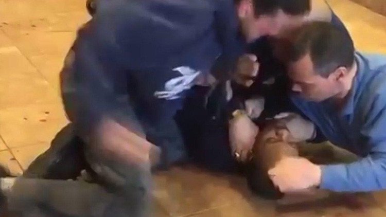 ¿Policías agredidos o agresores? Un video con violentas imágenes desata la polémica en EE.UU.