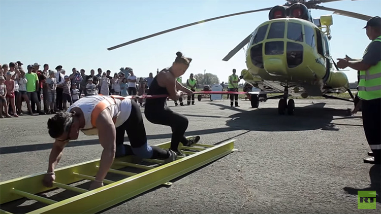 Video: Una siberiana mueve un helicóptero de 8,6 toneladas