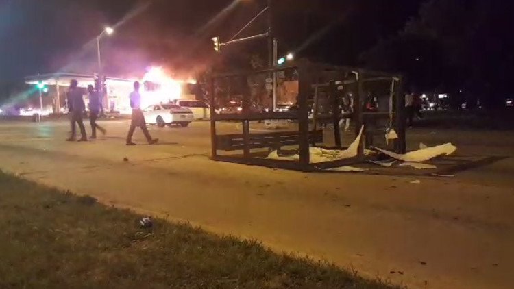 EE.UU.: Enfrentamientos con la Policía y coches quemados en una noche de caos en Milwaukee (Video)