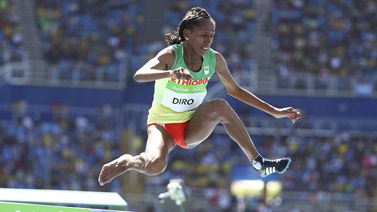 Río 2016: La atleta que finalizó una carrera con obstáculos con una sola zapatilla conmueve al mundo