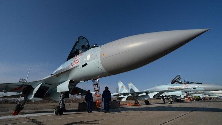 'Rey de los aires': El caza Su-35 ruso 'derrota' al F-15 estadounidense