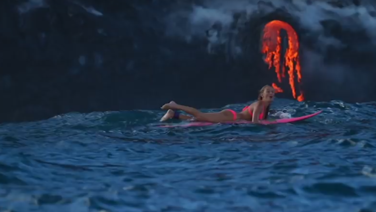 La "mujer de Indiana Jones" surfea a pocos metros de la lava de un volcán en plena erupción