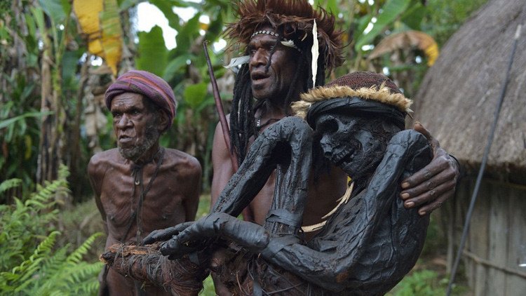 Fotos: El impactante rito de la momificación con humo de una remota tribu de Papúa Nueva Guinea