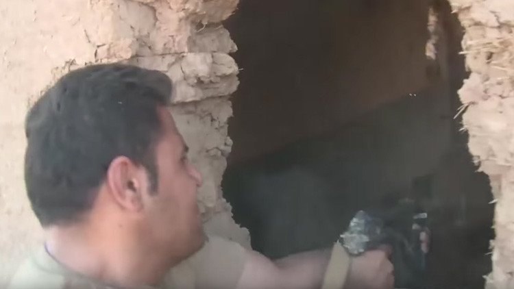 FUERTE VIDEO: Los kurdos matan a un terrorista del Estado Islámico en directo 