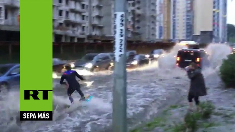 Ver para creer: Esquiando por las calles de Moscú con ayuda de un Hummer 