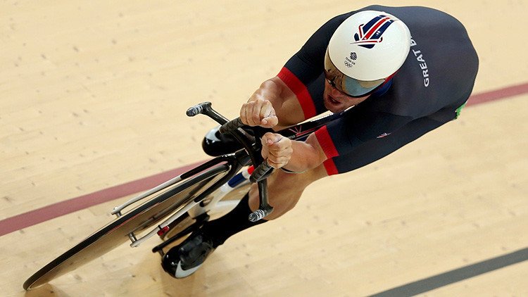 Un ciclista británico provoca un choque múltiple en la pista y gana la medalla de plata (FOTOS)