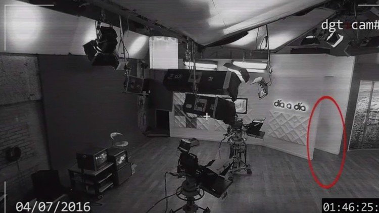 Un 'fantasma' camina por un estudio de televisión en plena noche